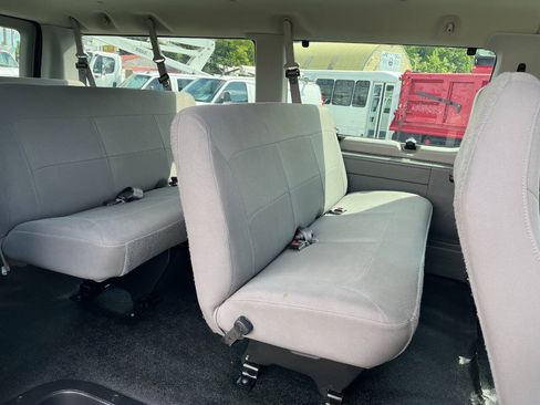Used 2006 Ford E-350 and Econoline 350 XLT RWD image 17