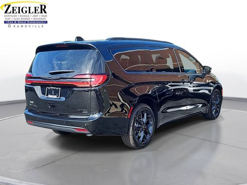 New 2026 Chrysler Pacifica Limited w/ S Appearance Package image 5