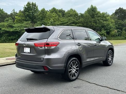 Used 2018 Toyota Highlander SE FWD image 9