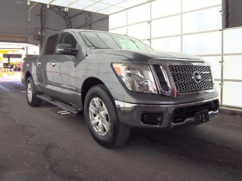 Used 2018 Nissan Titan SV image 3