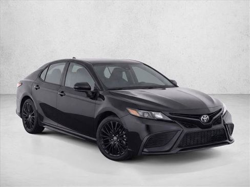 Used 2020 Toyota Camry SE FWD image 3