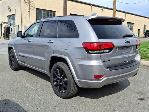 Used 2020 Jeep Grand Cherokee Altitude image 3