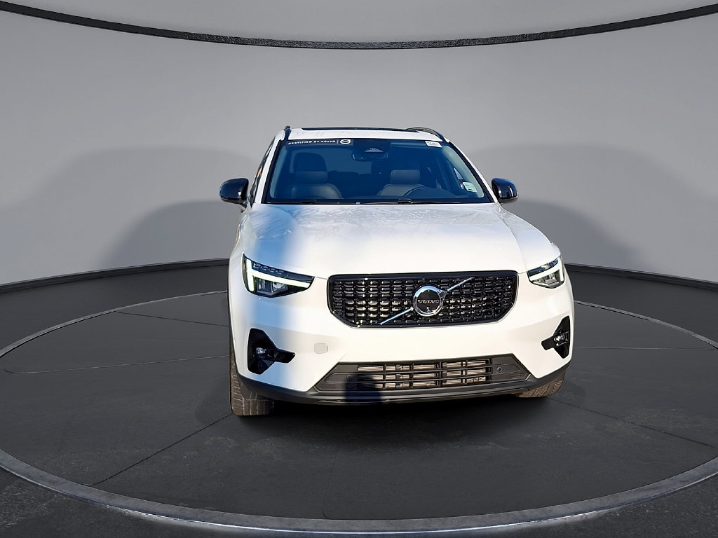 Certified 2025 Volvo XC40 B5 Plus AWD/4WD image 4