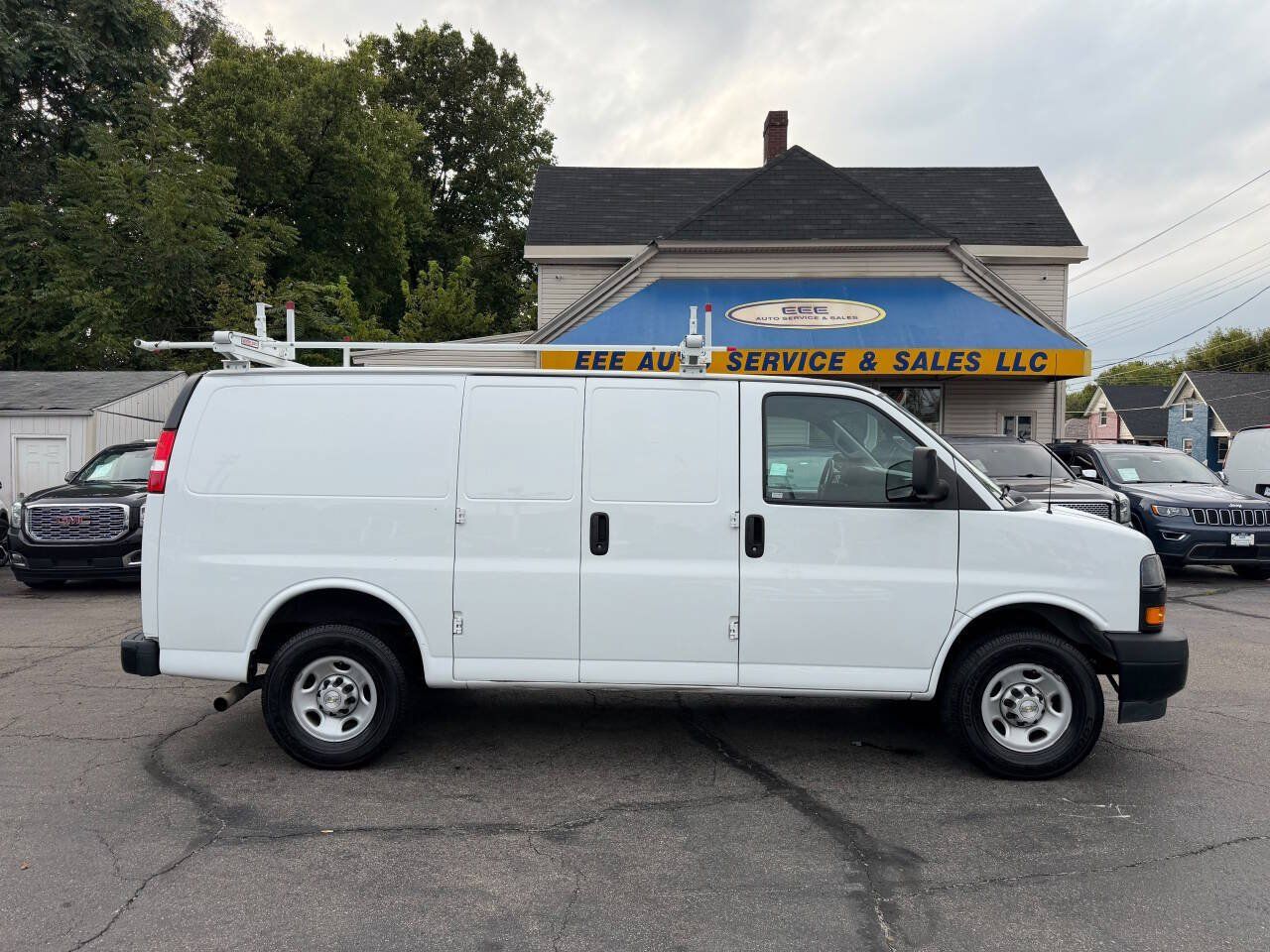Used 2021 Chevrolet Express 2500 w/ Driver Convenience Package RWD image 1