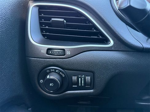 Used 2022 Jeep Cherokee Trailhawk image 14