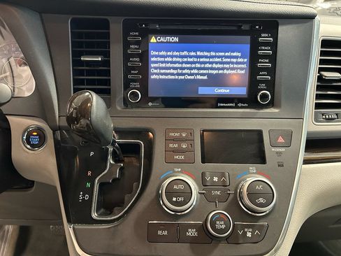 Used 2019 Toyota Sienna XLE w/ XLE Navigation Package FWD image 19