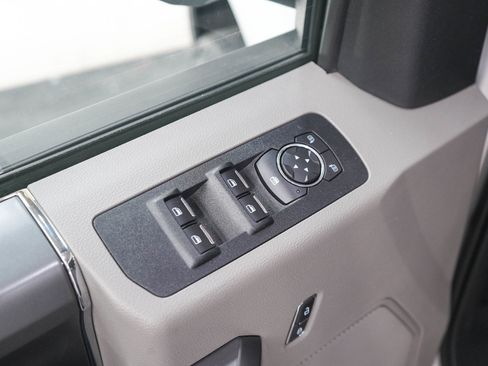 Used 2019 Ford F150 XLT w/ Equipment Group 302A Luxury AWD/4WD image 18