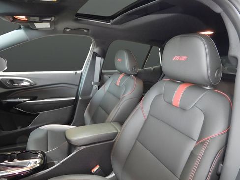 Used 2025 Chevrolet Trax RS w/ Sunroof Package image 16