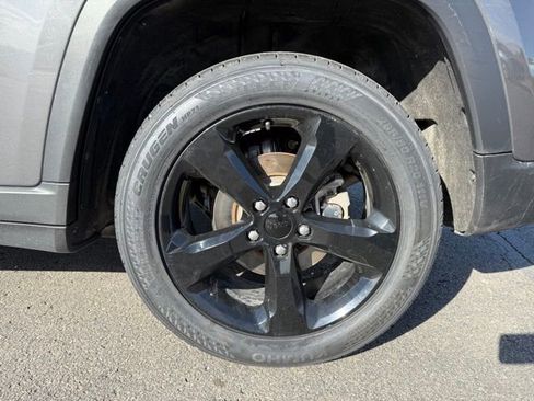 Used 2023 Jeep Grand Cherokee Altitude image 9