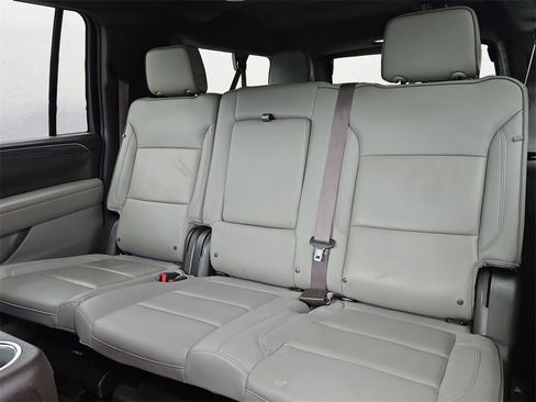 Used 2023 GMC Yukon XL SLT image 9