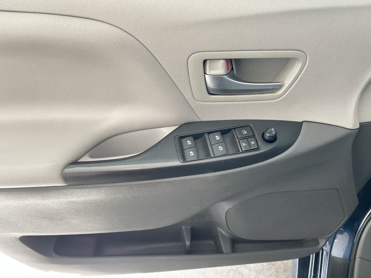 Used 2020 Toyota Sienna LE w/ Protection Package FWD image 13