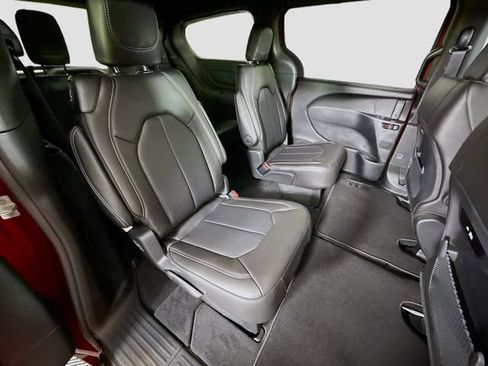 New 2026 Chrysler Pacifica Select image 26