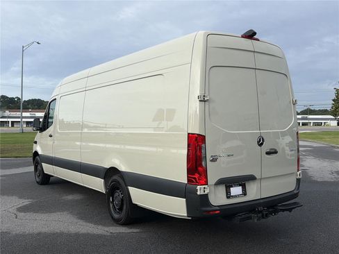 Used 2024 Mercedes-Benz Sprinter 2500 image 7
