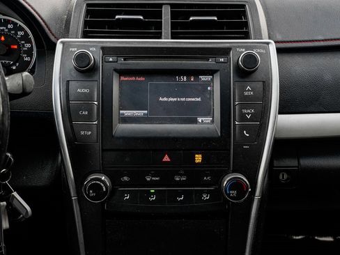 Used 2016 Toyota Camry SE image 11