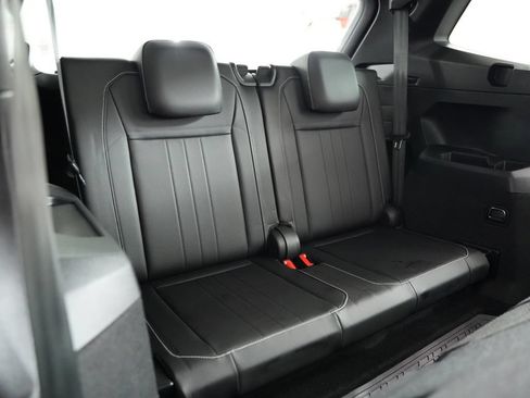 Used 2023 Volkswagen Tiguan SE R-Line FWD image 33