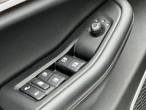 Used 2022 Jeep Grand Cherokee L Limited image 17