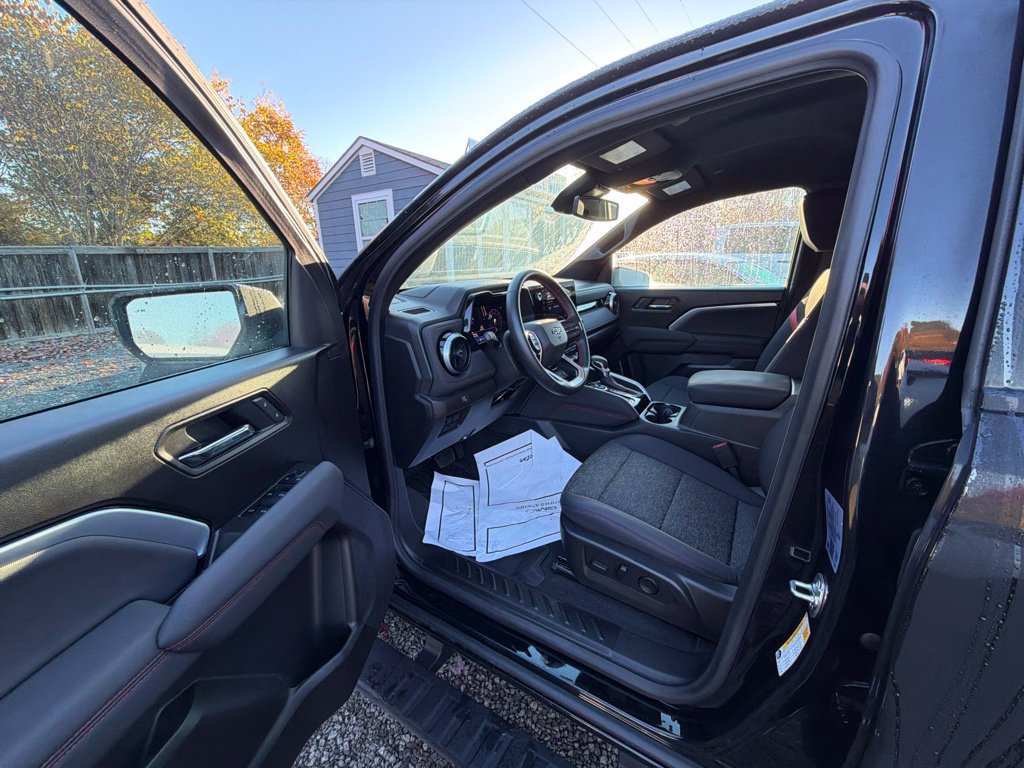 Used 2025 Chevrolet Colorado Z71 w/ Midnight Edition AWD/4WD image 15