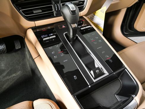 New 2026 Porsche Macan AWD/4WD image 18