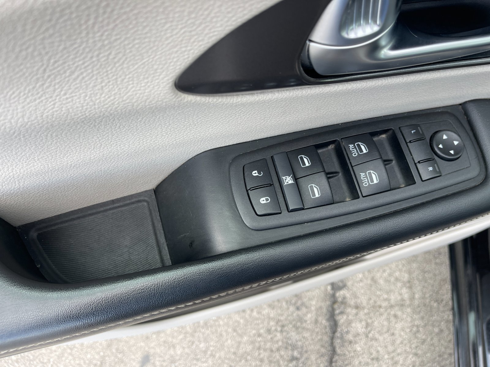 Used 2024 Chrysler Pacifica Touring-L FWD image 13