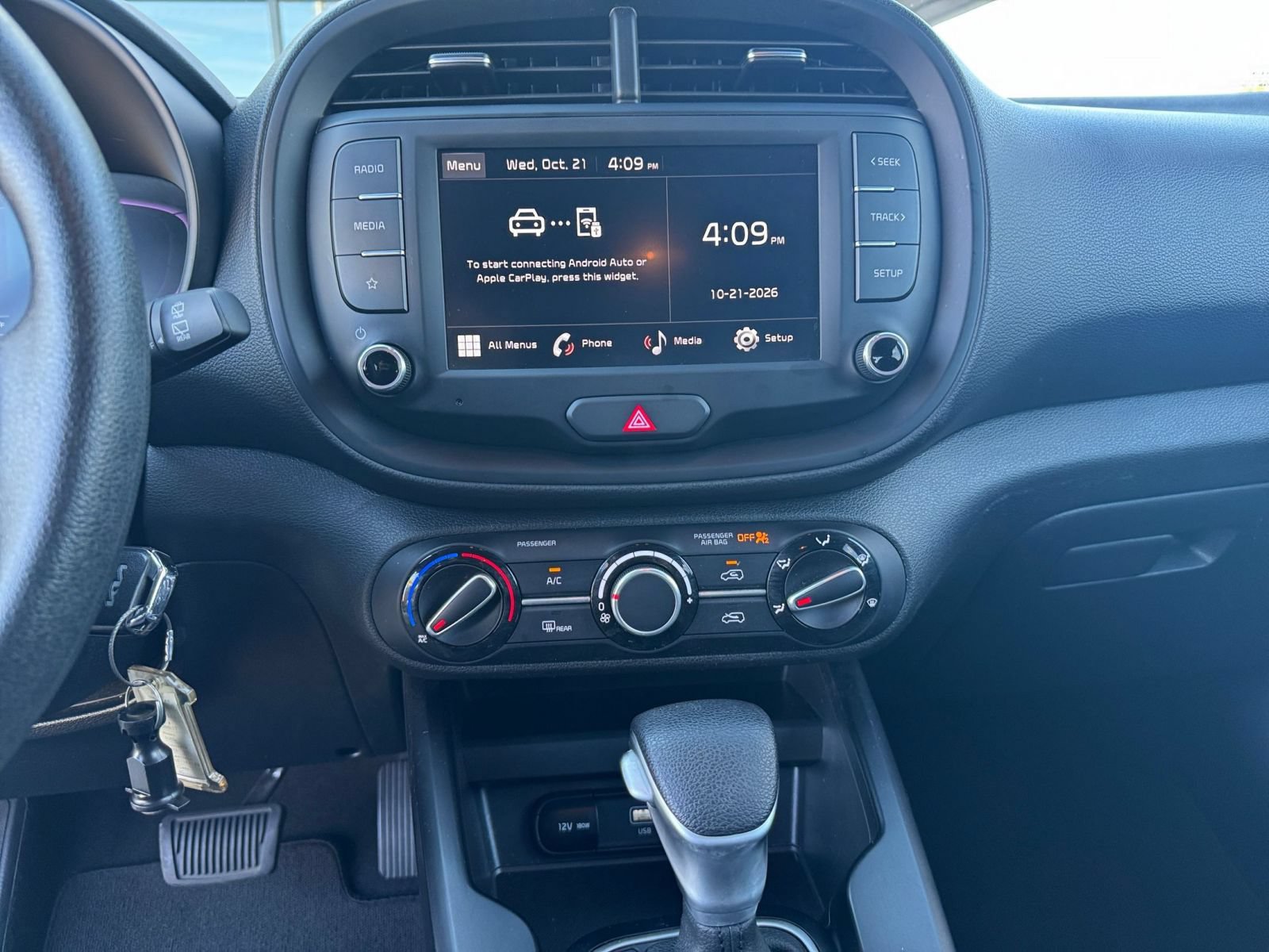 Used 2025 Kia Soul LX w/ LX Technology Package FWD image 16