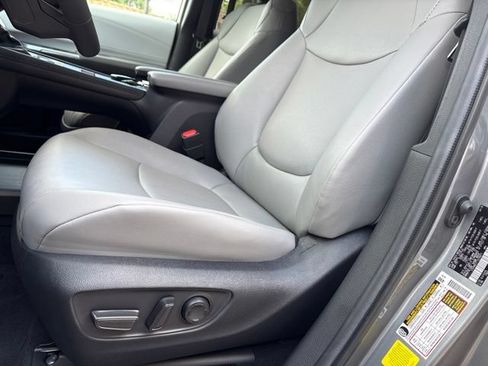 Used 2026 Toyota Sienna XLE FWD image 11