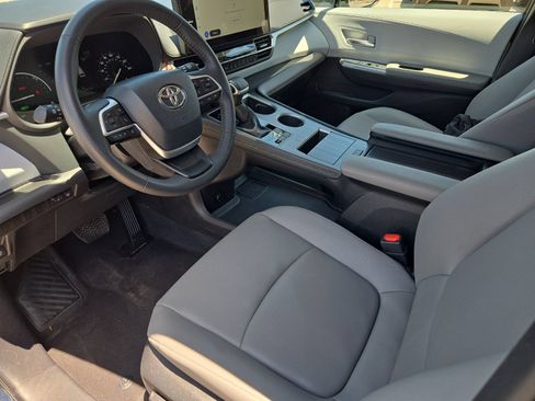 Certified 2026 Toyota Sienna XLE FWD image 9