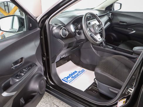 Used 2021 Nissan Kicks SV image 3