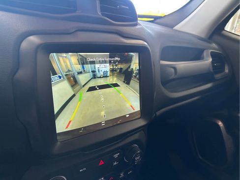 Used 2022 Jeep Renegade Latitude w/ Convenience Group AWD/4WD image 18