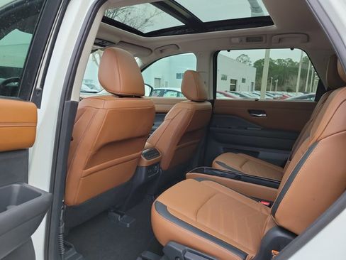 Used 2023 Nissan Pathfinder Platinum image 12