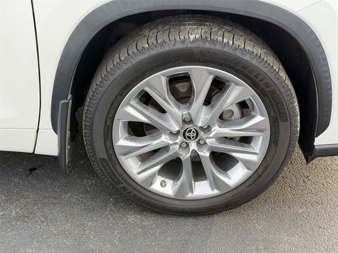 Used 2021 Toyota Highlander Limited image 9