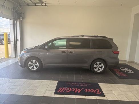 Used 2017 Toyota Sienna LE FWD image 1