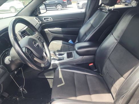 Used 2021 Jeep Grand Cherokee Laredo X AWD/4WD image 3