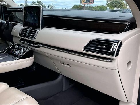 Used 2020 Lincoln Navigator Reserve w/ Luxury Package image 18