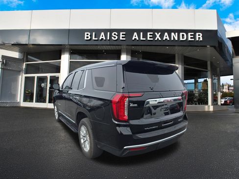 Used 2024 GMC Yukon SLT w/ SLT Luxury Package image 10
