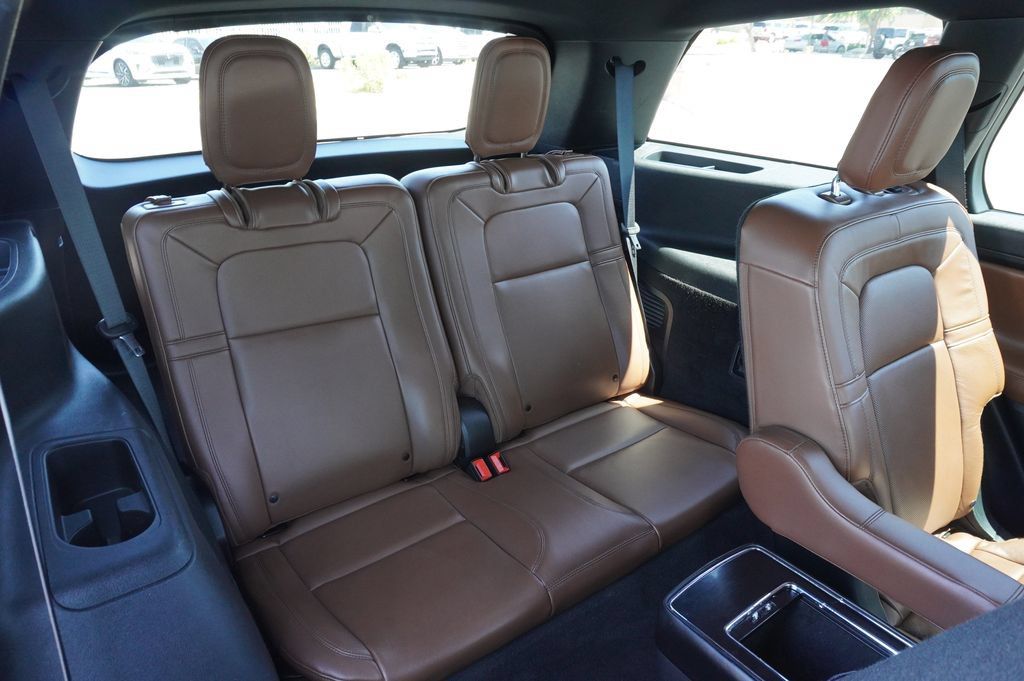 Used 2023 Lincoln Aviator Reserve w/ Equipment Group 201A RWD image 11