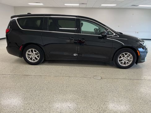 Used 2024 Chrysler Pacifica Touring-L FWD image 6
