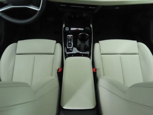 Used 2025 Audi A6 e-tron Premium Plus w/ Premium Plus image 18