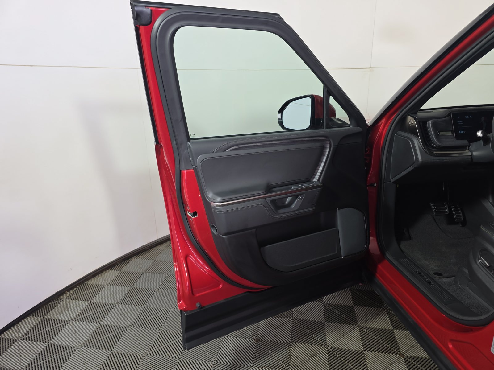 Used 2025 Rivian R1S Adventure Dual AWD/4WD image 16
