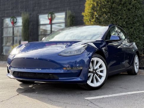 Used 2022 Tesla Model 3 Standard Range image 2