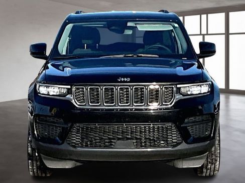 Used 2023 Jeep Grand Cherokee Laredo w/ Luxury Tech Group I image 4