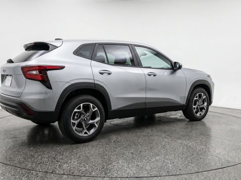 Used 2025 Chevrolet Trax LT FWD image 9