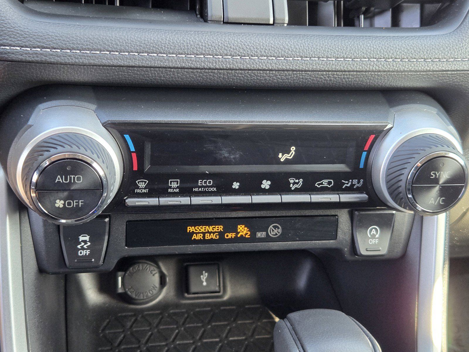 Used 2021 Toyota RAV4 XLE w/ Convenience Package FWD image 19