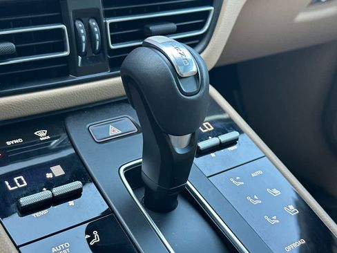 Certified 2025 Porsche Macan AWD/4WD image 24