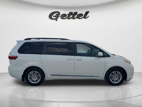 Used 2017 Toyota Sienna XLE w/ XLE Navigation Package FWD image 3