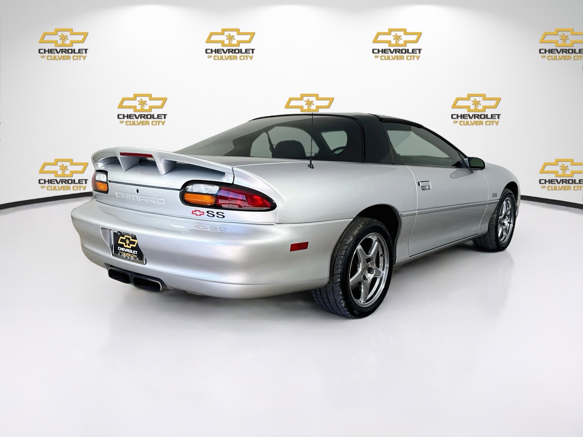 Used 2002 Chevrolet Camaro Z28 w/ SS Performance/Appearance Pkg RWD image 8