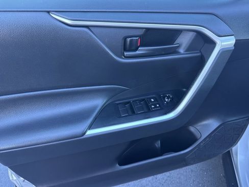 Used 2022 Toyota RAV4 LE image 12