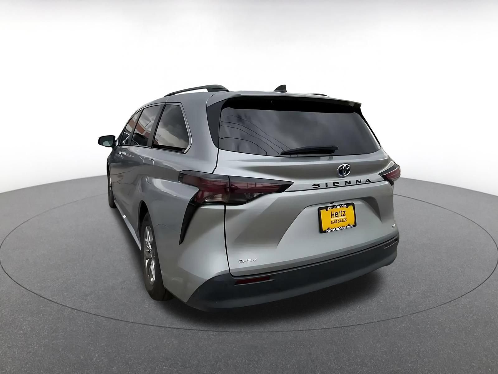 Used 2025 Toyota Sienna XLE FWD image 10