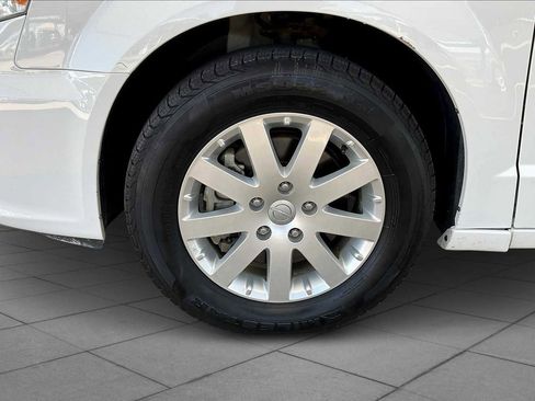 Used 2014 Chrysler Town & Country Touring image 9
