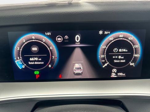 Used 2025 Volkswagen Tiguan SE image 12