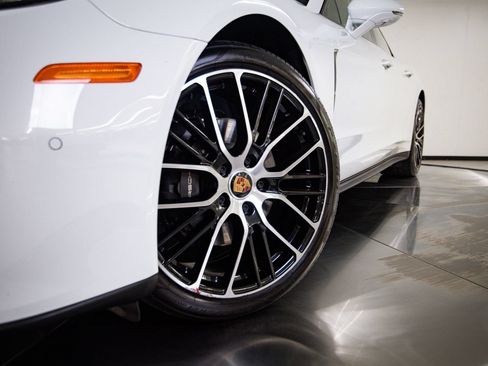 Certified 2023 Porsche Panamera image 12